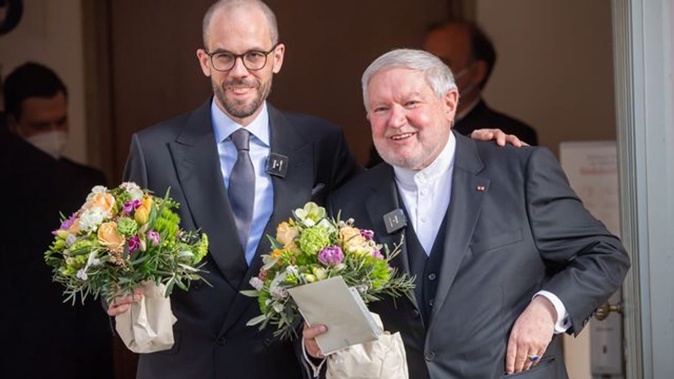 Der ehemalige Benediktiner-Mönch Anselm Bilgri (r.) und sein Mann Markus nach ihrer Trauung: OB Dieter Reiter hat die beiden vermählt.