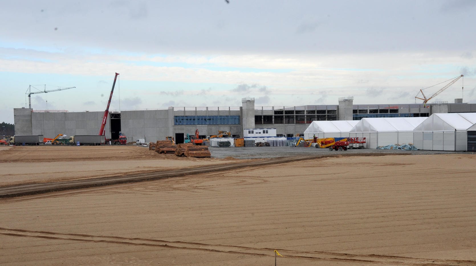 Die Baustelle der zukünftigen Tesla Gigafactory Berlin-Brandenburg im märkischen Grünheide. Nach Informationen des Business Insider sorgt ein Führungschaos bei dem ambitionierten Projekt für Schwierigkeiten.