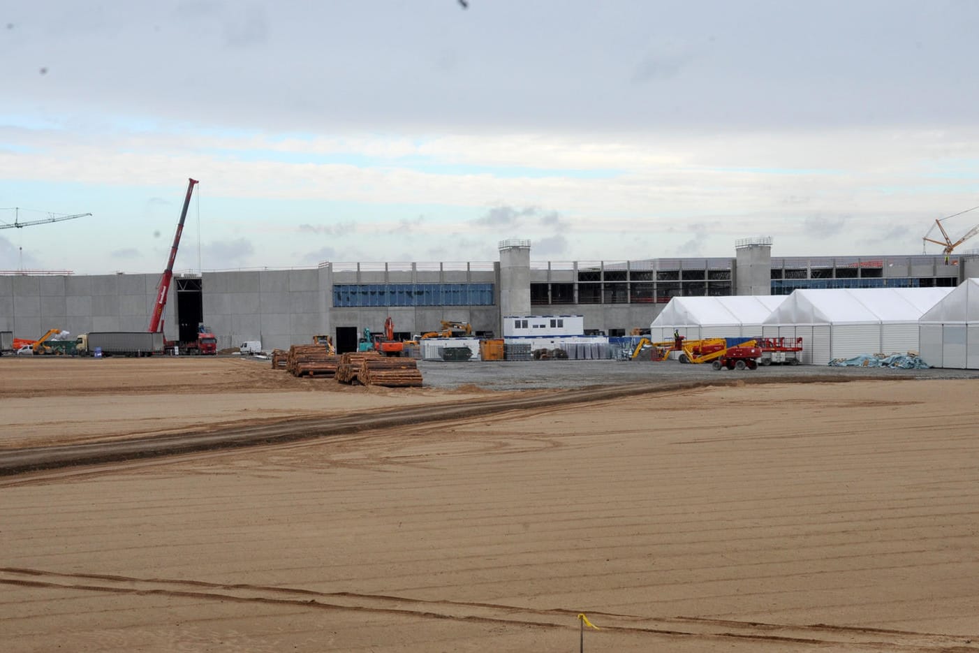 Die Baustelle der zukünftigen Tesla Gigafactory Berlin-Brandenburg im märkischen Grünheide. Nach Informationen des Business Insider sorgt ein Führungschaos bei dem ambitionierten Projekt für Schwierigkeiten.