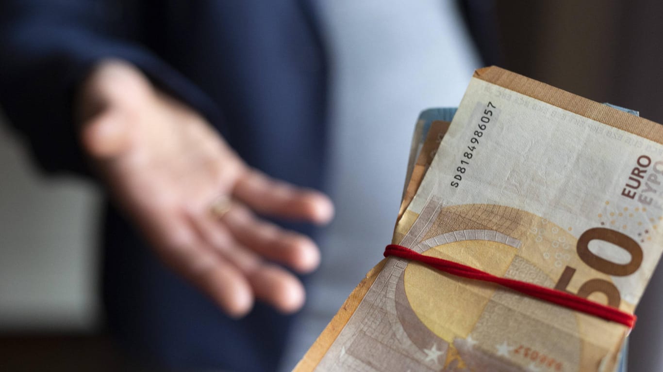 Ein Bündel Bargeld (Symbolbild): In Stuttgart hat eine Frau mehr als 20.000 Euro in ihrem BH versteckt.