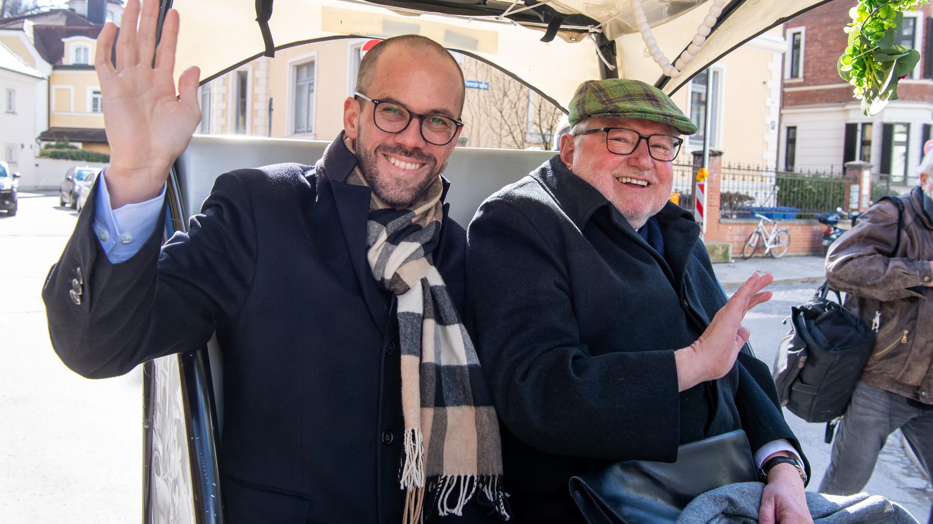Das glückliche Ehepaar in einer Rikscha: Erst Ende 2020 gab Bilgri bekannt, aus der römisch-katholischen Kirche auszutreten.