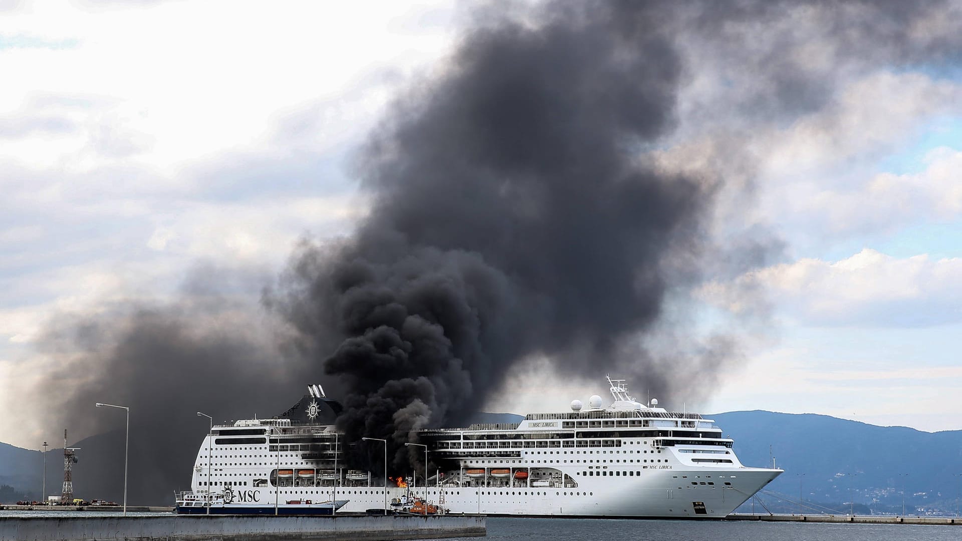 Schwarzer Rauch steigt von der "MSC Lirica" in Korfu auf: Die Crew-Mitglieder wurden in Sicherheit gebracht. Schwarzer Rauch steigt von der "MSC Lirica" in Korfu auf: Die Crew-Mitglieder wurden in Sicherheit gebracht.