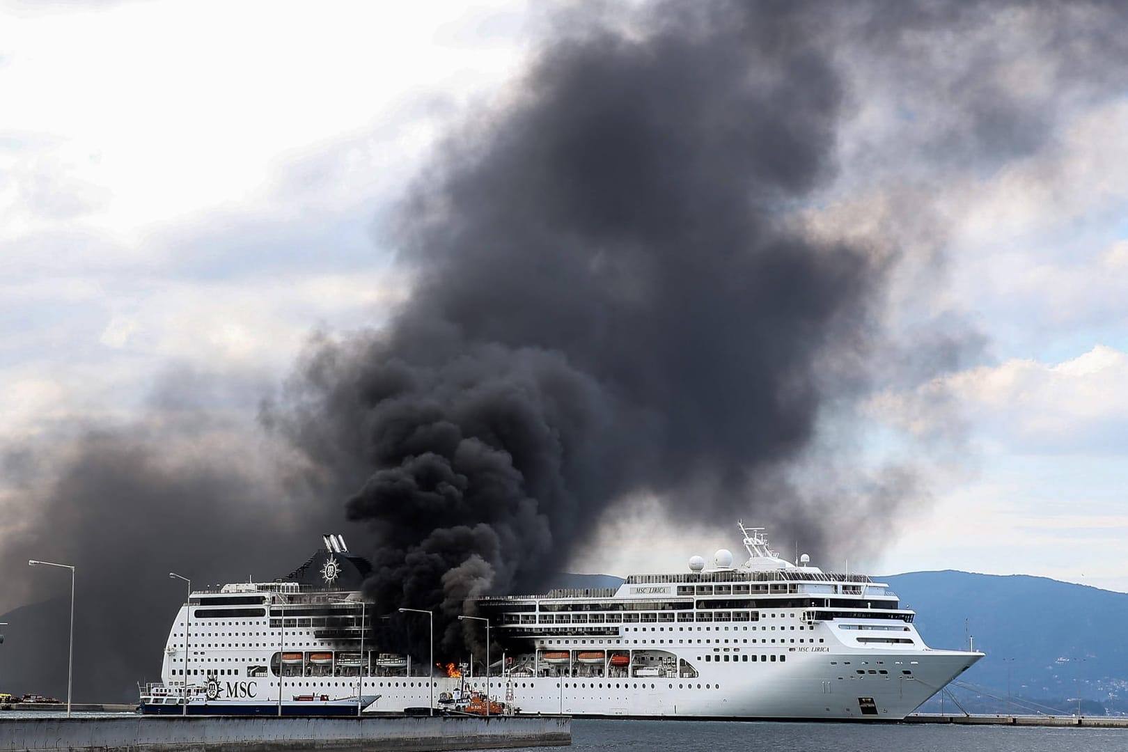 Schwarzer Rauch steigt von der "MSC Lirica" in Korfu auf: Die Crew-Mitglieder wurden in Sicherheit gebracht.