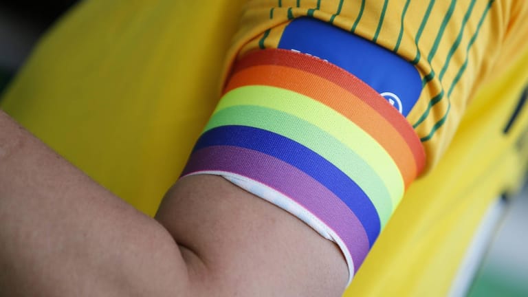 Eine Regenbogen-Kapitänsbinde (Symbolbild): Geht es nach Fanklubs und Initiativen, soll sie beim BVB bald dauerhaft getragen werden.