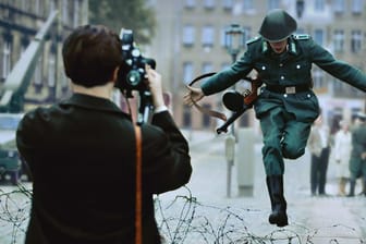 "DER SPRUNG - 1961": Standbild aus der 360-Grad-Installation.