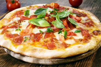 Pizza Margherita: Sie ist die typische Pizza der neapolitanischen Küche.