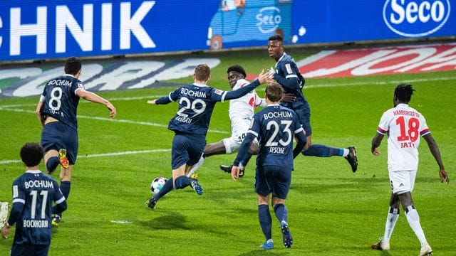 Amadou Onana (M) ebnete mit seinem Tor dem HSV den Weg zum Sieg beim Spitzenspiel in Bochum. Amadou Onana (M) ebnete mit seinem Tor dem HSV den Weg zum Sieg beim Spitzenspiel in Bochum.