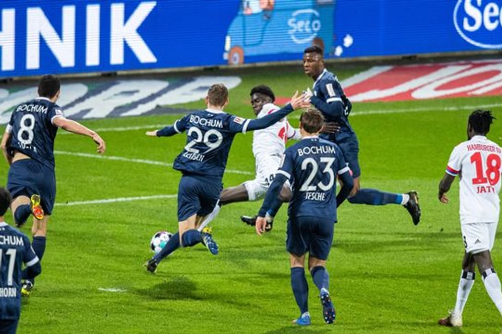 Amadou Onana (M) ebnete mit seinem Tor dem HSV den Weg zum Sieg beim Spitzenspiel in Bochum.