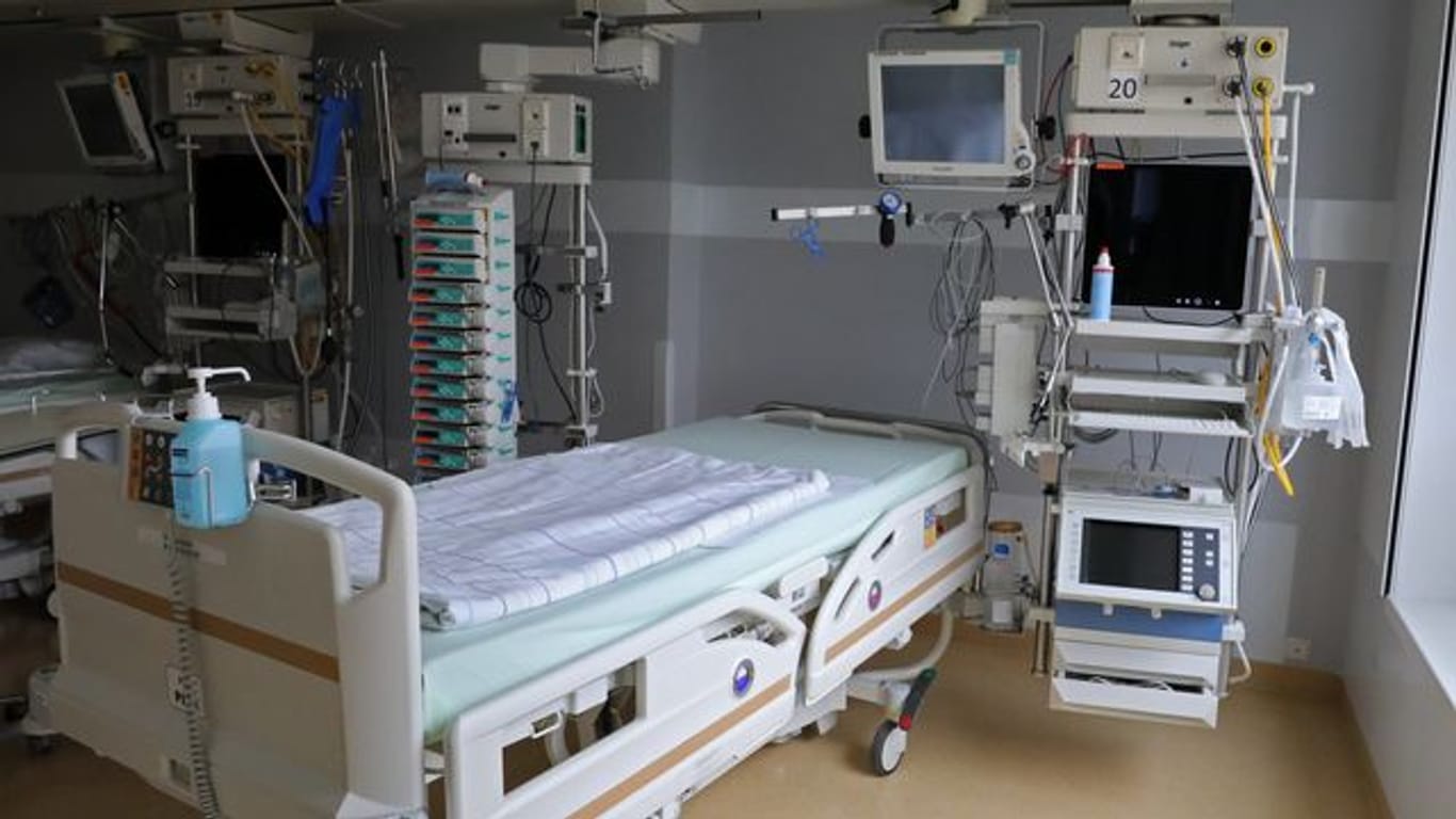 Ein Bett auf einer Intensivstation (Symbolbild): 56 Corona-Patienten müssen aktuell in Schleswig-Holstein intensivmedizinisch behandelt werden-