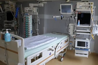 Ein Bett auf einer Intensivstation (Symbolbild): 56 Corona-Patienten müssen aktuell in Schleswig-Holstein intensivmedizinisch behandelt werden-