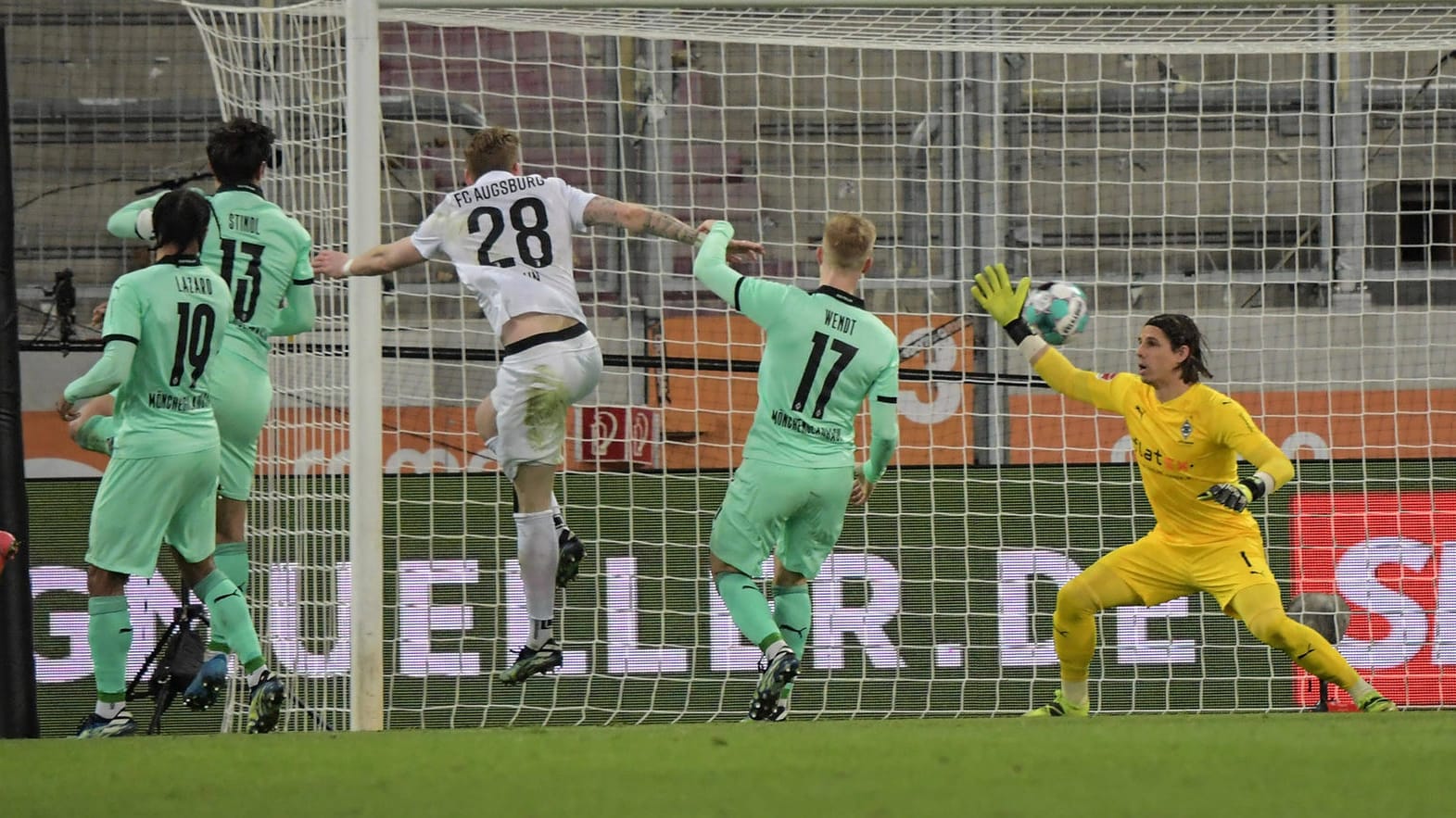 Das 1:0 für Augsburg: Gladbachs Keeper Sommer (r.) ist machtlos.