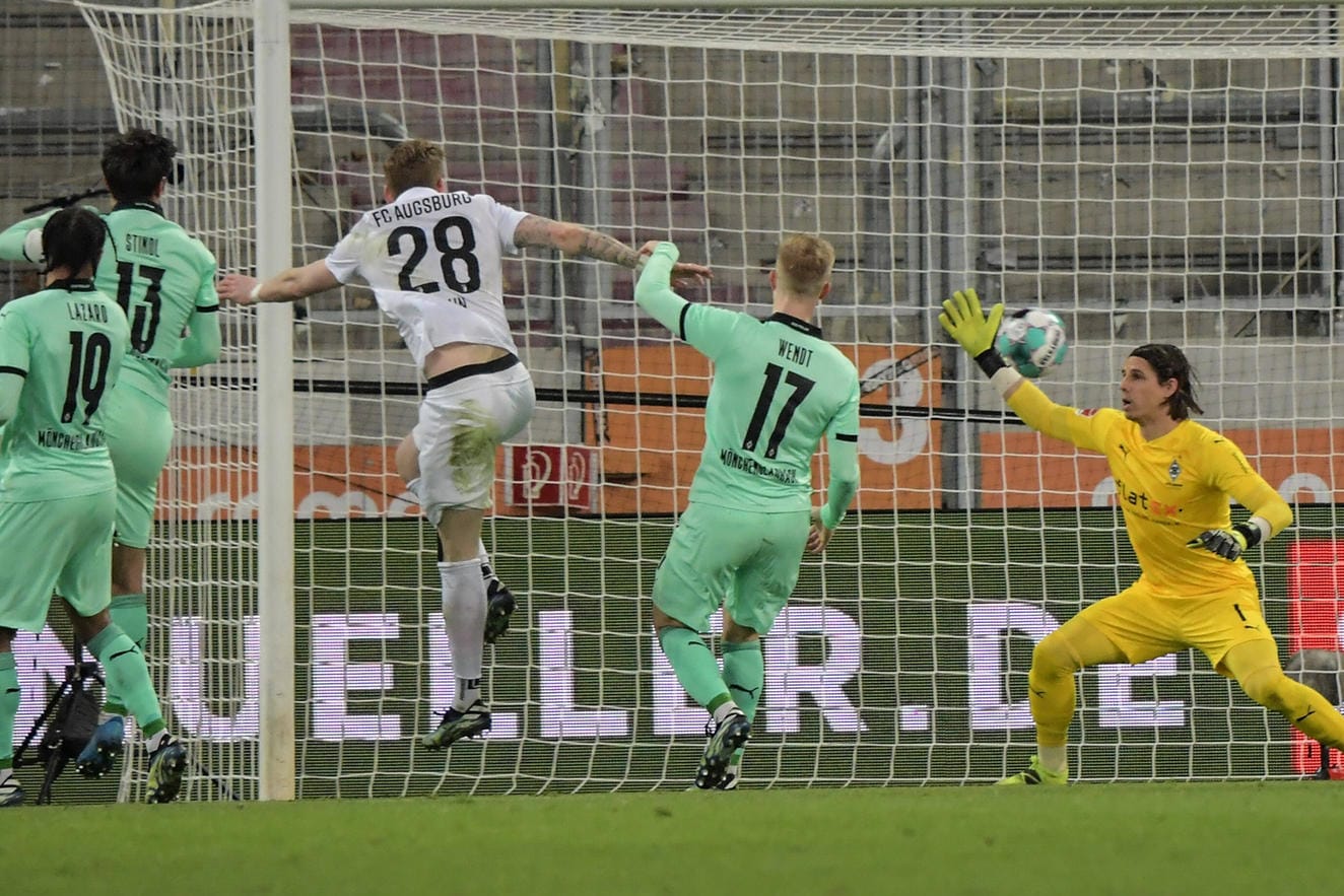 Das 1:0 für Augsburg: Gladbachs Keeper Sommer (r.) ist machtlos.