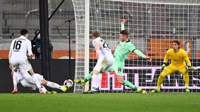 Marco Richter (l, verdeckt) sorgte für die Vorentscheidung beim Augsburger Sieg gegen Gladbach. Marco Richter (l, verdeckt) sorgte für die Vorentscheidung beim Augsburger Sieg gegen Gladbach.