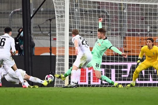 Marco Richter (l, verdeckt) sorgte für die Vorentscheidung beim Augsburger Sieg gegen Gladbach.