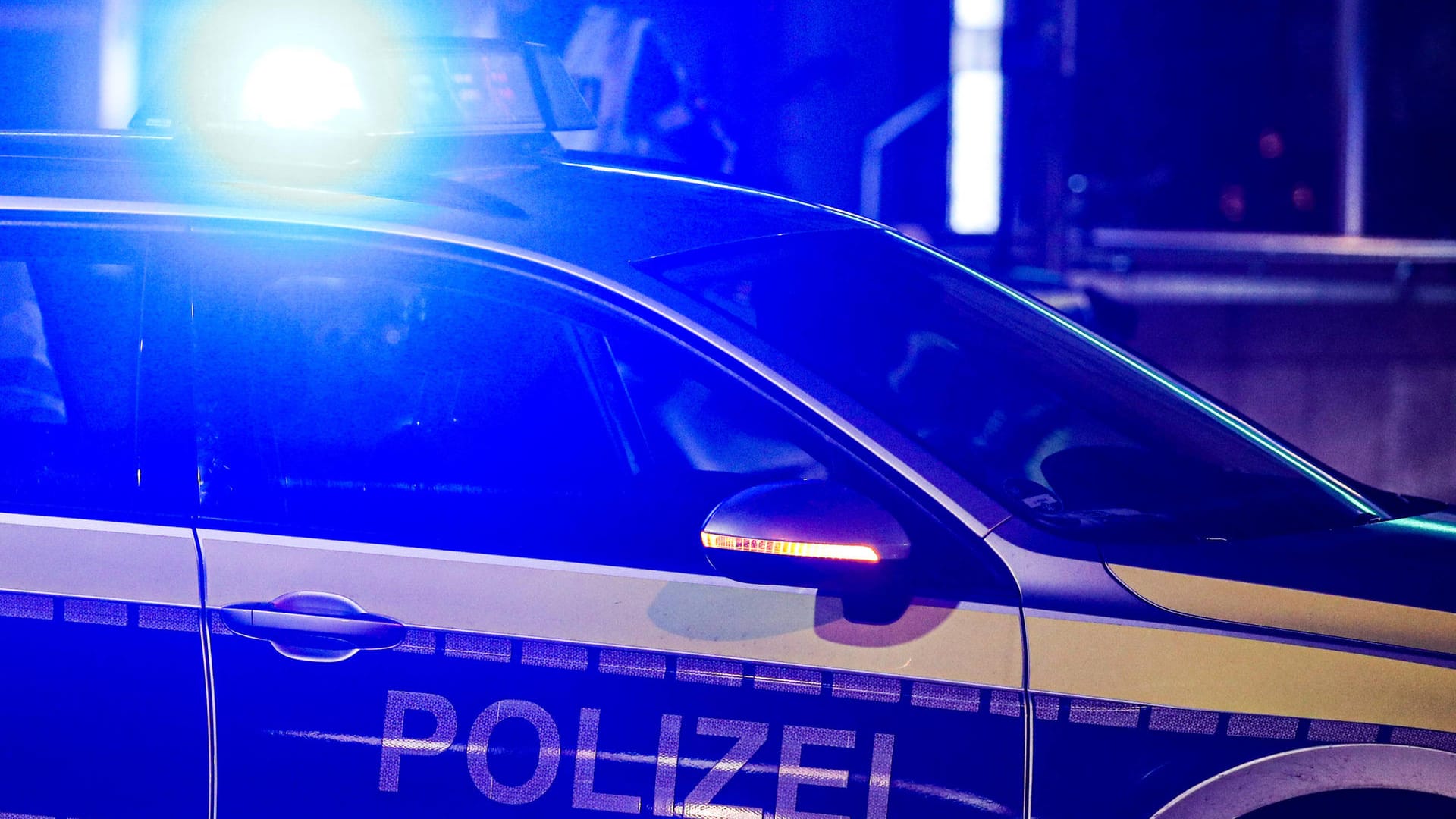 Ein Polizeiauto mit Blaulicht (Symbolbild). Einsatzkräfte haben in München einen toten Mann und ein lebloses Kind gefunden. Ein Polizeiauto mit Blaulicht (Symbolbild). Einsatzkräfte haben in München einen toten Mann und ein lebloses Kind gefunden.