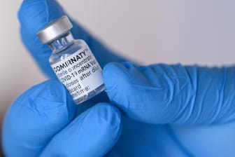 Eine Ampulle mit dem Corona-Impfstoff von Biontech/Pfizer (Archivbild). Bis 2022 soll nach Wunsch der Bundesregierung Deutschland bei der Produktion autark sein.