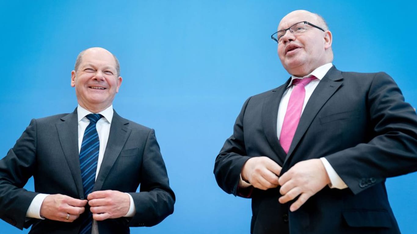 Bazooka-Boys: Finanzminister Olaf Scholz (SPD) und Wirtschaftsminister Peter Altmaier kündigten am 13. März 2020 unbegrenzte Kreditprogramme für betroffene Firmen an, um die Folgen der Coronavirus-Pandemie einzudämmen. „Das ist die Bazooka“, sagte Scholz.