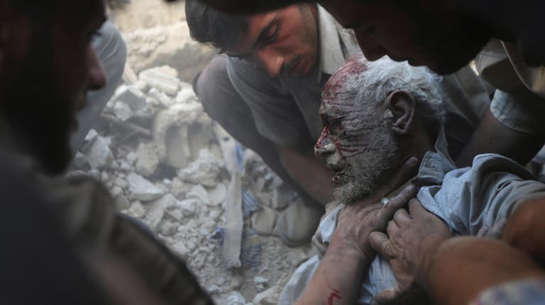 Opfer eines Luftangriffs auf Douma: Bislang starben in dem Bürgerkrieg mindestens mehr als 350.000 Menschen.