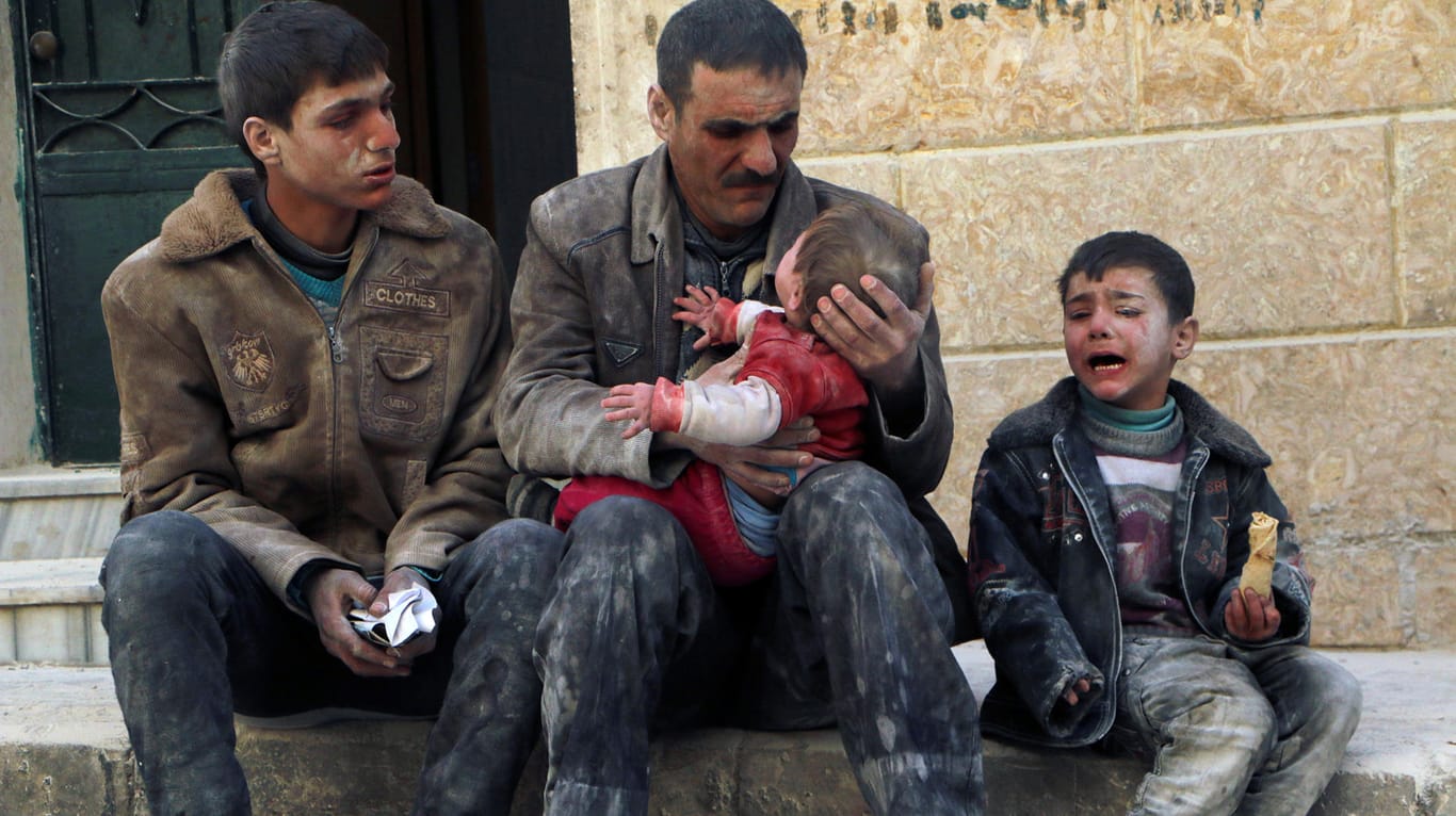 Menschen nach einem Luftangriff auf Aleppo im Jahr 2014: Seit zehn Jahren tobt nun der blutige Bürgerkrieg in Syrien.