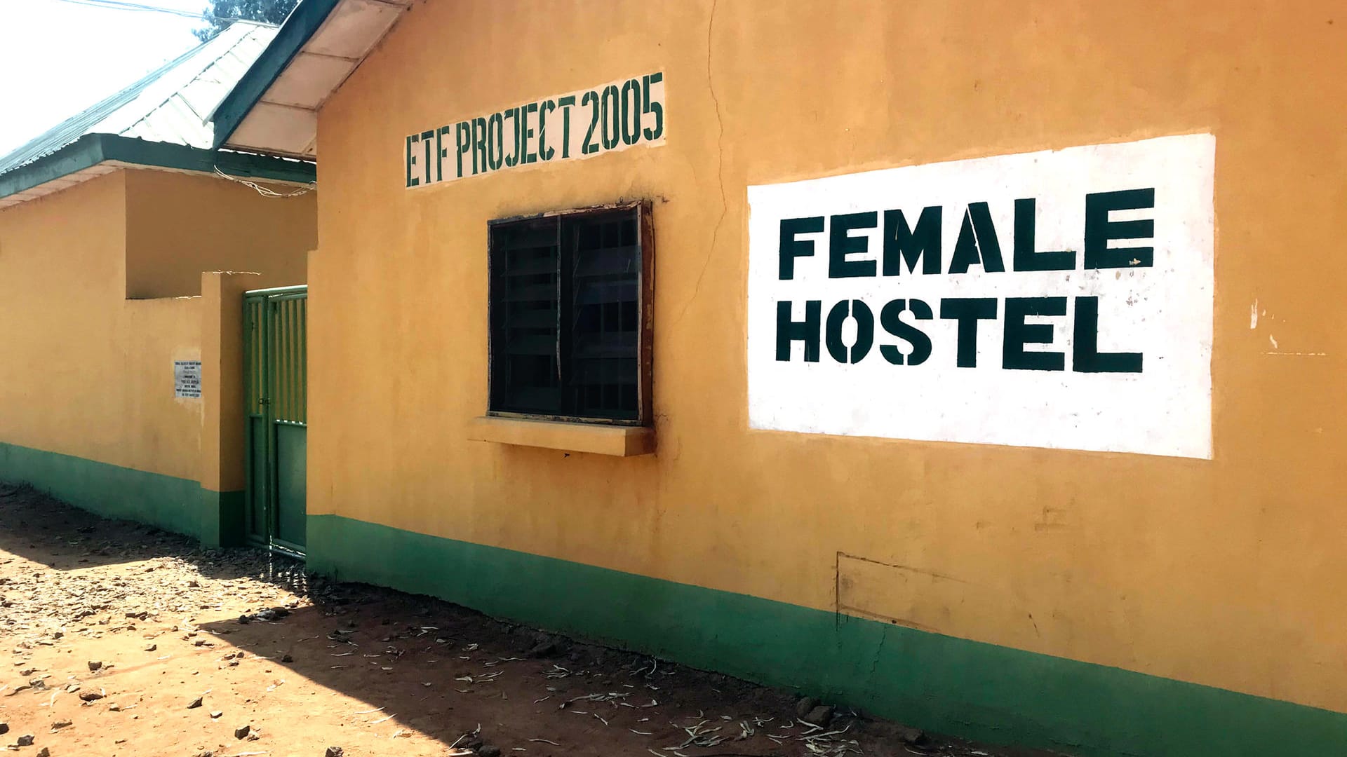 Die Aufschrift "Female Hostel" steht an einem Wohnheim für Frauen und Mädchen in der Forstschule in Nigeria. Bewaffnete Banditen haben dort 39 Schüler entführt.