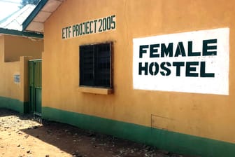 Die Aufschrift "Female Hostel" steht an einem Wohnheim für Frauen und Mädchen in der Forstschule in Nigeria. Bewaffnete Banditen haben dort 39 Schüler entführt.