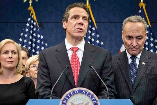 Andrew Cuomo (M), Gouverneur von New York, sieht sich wachsendem Druck ausgesetzt.