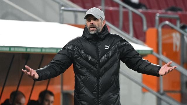 Ratlos: Gladbachs Trainer Marco Rose verlor mit seinem Team 1:3 in Augsburg. Ratlos: Gladbachs Trainer Marco Rose verlor mit seinem Team 1:3 in Augsburg.