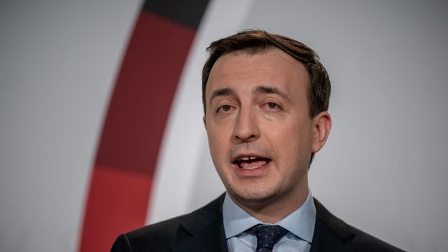 CDU-Generalsekretär Paul Ziemiak wirft der SPD vor, sie missbrauche die Corona-Pandemie zum Wahlkampf. CDU-Generalsekretär Paul Ziemiak wirft der SPD vor, sie missbrauche die Corona-Pandemie zum Wahlkampf.