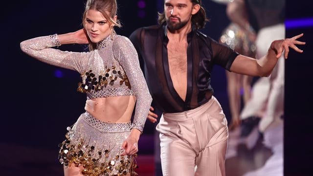 Kim Riekenberg, Model, und Pasha Zvychaynyy, Profitänzer, tanzen in der zweiten Runde der RTL-Tanzshow "Let's Dance" Cha Cha Cha zu "Head, Shoulders, Knees & Toes".