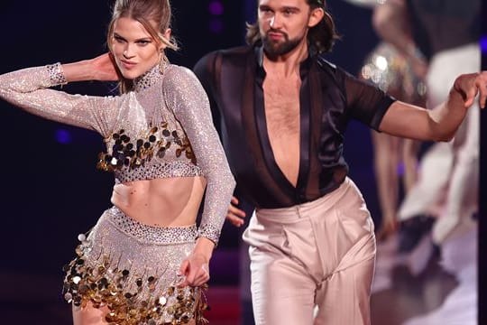 Kim Riekenberg, Model, und Pasha Zvychaynyy, Profitänzer, tanzen in der zweiten Runde der RTL-Tanzshow "Let's Dance" Cha Cha Cha zu "Head, Shoulders, Knees & Toes".