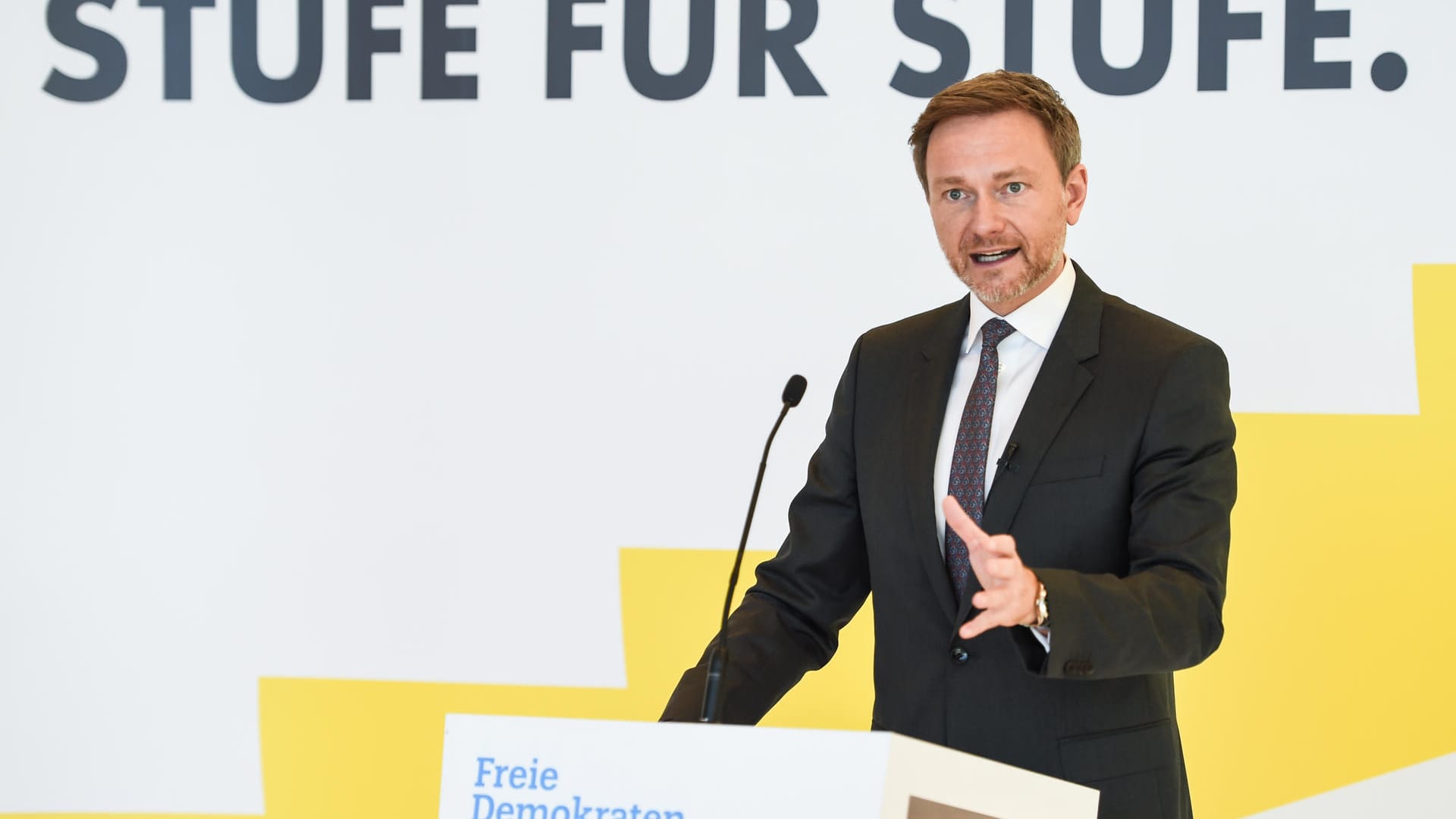 FDP-Vorsitzender Christian Lindner, spricht bei einer Pressekonferenz (Archivild). Er fordert von der Bundesregierung schneller Zusagen bei den Corona-Impfungen.