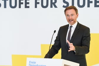 FDP-Vorsitzender Christian Lindner, spricht bei einer Pressekonferenz (Archivild). Er fordert von der Bundesregierung schneller Zusagen bei den Corona-Impfungen.
