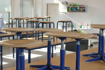 Ein leeres Klassenzimmer im Lockdown (Symbolbild): Ab Montag kehrt in Kölns Klassenräumen wieder Leben ein, doch es gibt kein einheitliches Konzept.