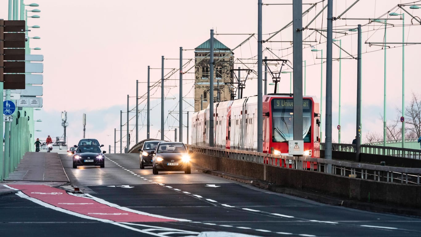 Verkehr auf der Deutzer Brücke (Archivbild): Um überfüllte Busse und Bahnen zu vermeiden, soll an mehr als 40 Schulen am Montag der Unterricht zeitversetzt beginnen.