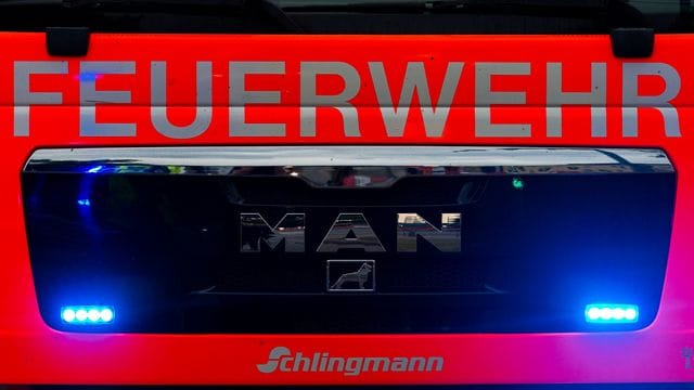 Einsatzwagen der Feuerwehr: In Berlin-Neukölln hat es in einem Mehrfamilienhaus gebrannt.