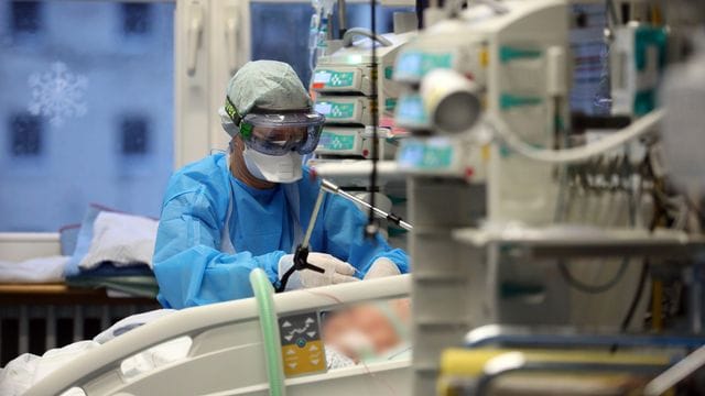 Im Infektionszimmer für Covid-19-Patienten auf der Intensivtherapiestation der Universitätsmedizin Rostock wird ein Patienten im künstlichen Koma gepflegt.