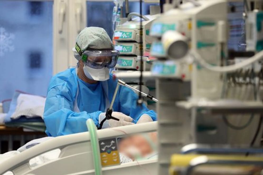 Im Infektionszimmer für Covid-19-Patienten auf der Intensivtherapiestation der Universitätsmedizin Rostock wird ein Patienten im künstlichen Koma gepflegt.