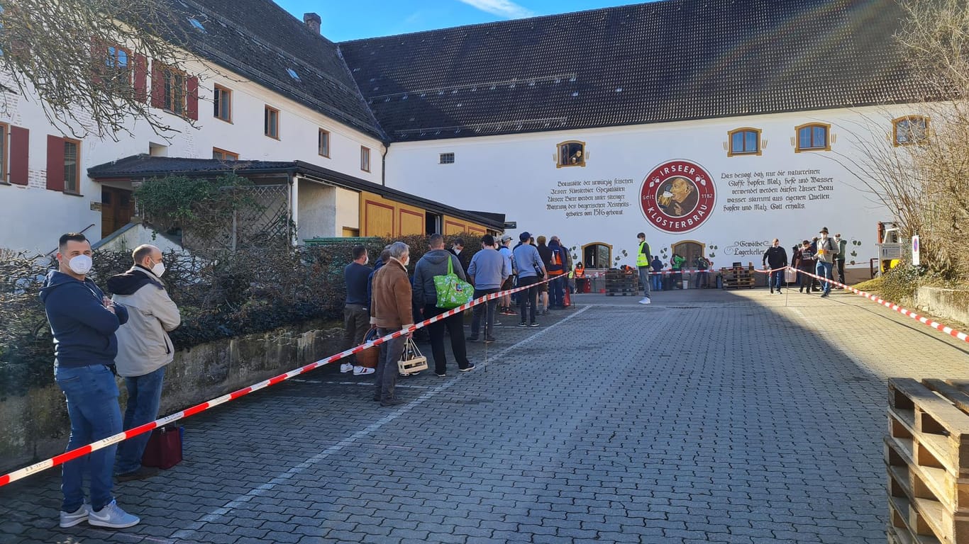 Menschen stehen vor der Klosterbrauerei Irsee Schlange für Bier: In der Klosterbrauerei im Allgäu sind Ende Februar 2.500 Liter nur noch kurz haltbares Bier kurzerhand verschenkt worden.