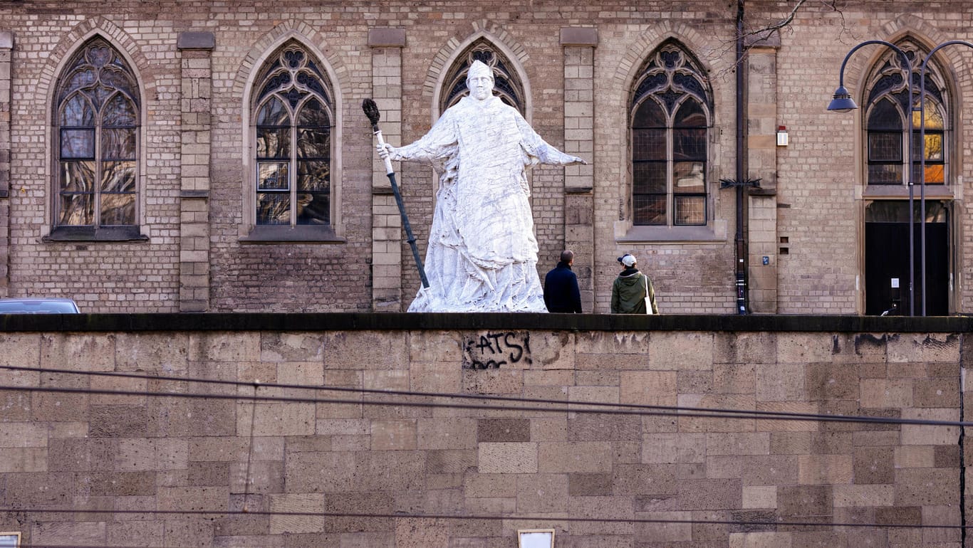 Denkmal des heiligen Severin vor der Kirche St. Johann Baptist in Köln: Das größte deutsche Bistum wird von einer Vertrauenskrise mit vielen Kirchenaustritten erschüttert, am Donnerstag soll ein unabhängiges Gutachten Klarheit bringen.