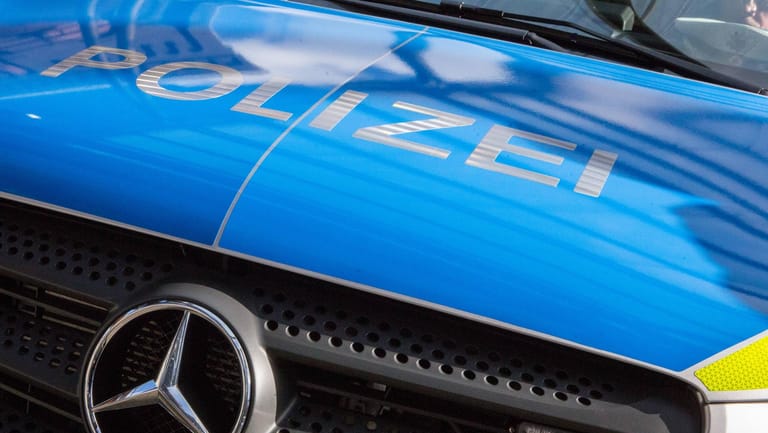 "Polizei" steht auf einer Motorhaube: In Wuppertal war ein Gefangenentransport mit mehreren Beamten und festgenommenen Personen in einen Unfall verwickelt.