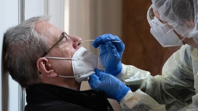 Ein Mann lässt sich im neuen Corona-Testzentrum für Antigen-Schnelltests im Neuen Rathaus in Leipzig testen. Ein Mann lässt sich im neuen Corona-Testzentrum für Antigen-Schnelltests im Neuen Rathaus in Leipzig testen.