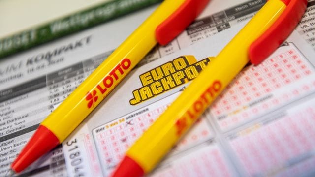 Ein Los für den Eurojackpot liegt in einer Lotto-Annahmestelle.