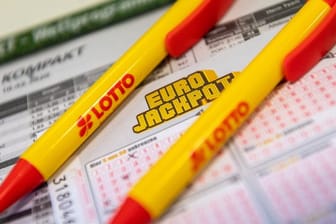 Ein Los für den Eurojackpot liegt in einer Lotto-Annahmestelle.