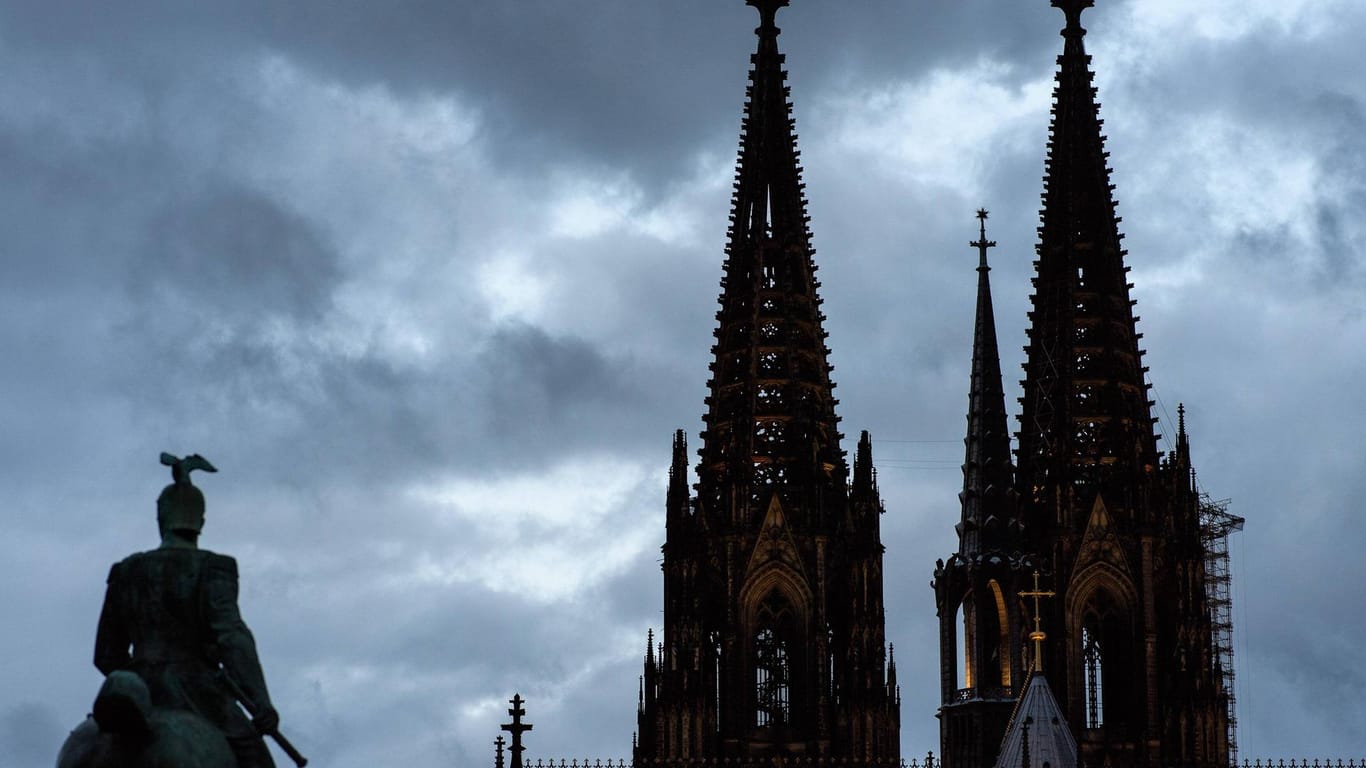 Dunkle Wolken über dem Kölner Dom (Archivbild): Der Deutsche Wetterdienst prognostizierte auch für das Wochenende starke Sturmböen und Niederschlag.