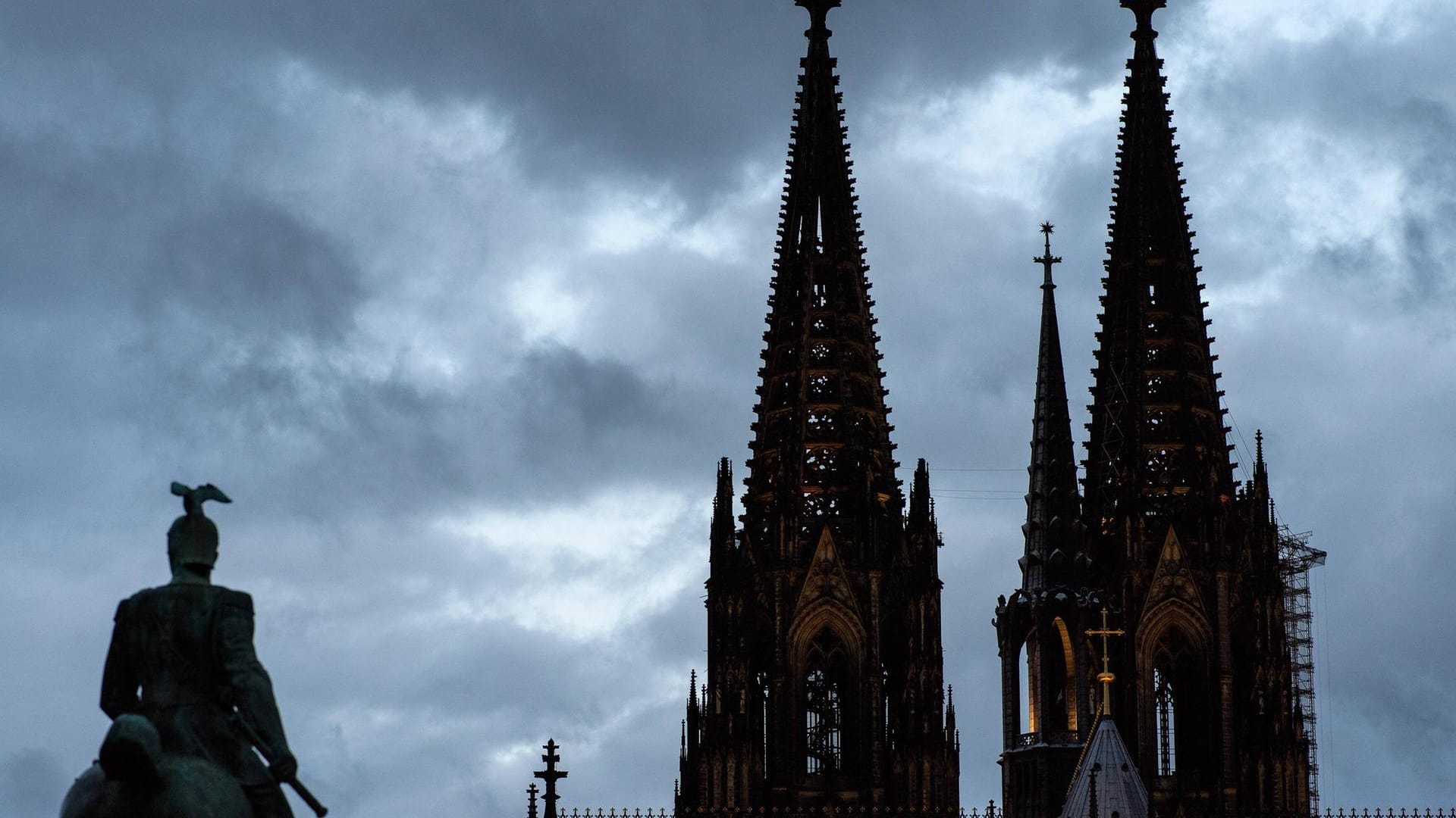 Dunkle Wolken über dem Kölner Dom (Archivbild): Der Deutsche Wetterdienst prognostizierte auch für das Wochenende starke Sturmböen und Niederschlag. Dunkle Wolken über dem Kölner Dom (Archivbild): Der Deutsche Wetterdienst prognostizierte auch für das Wochenende starke Sturmböen und Niederschlag.
