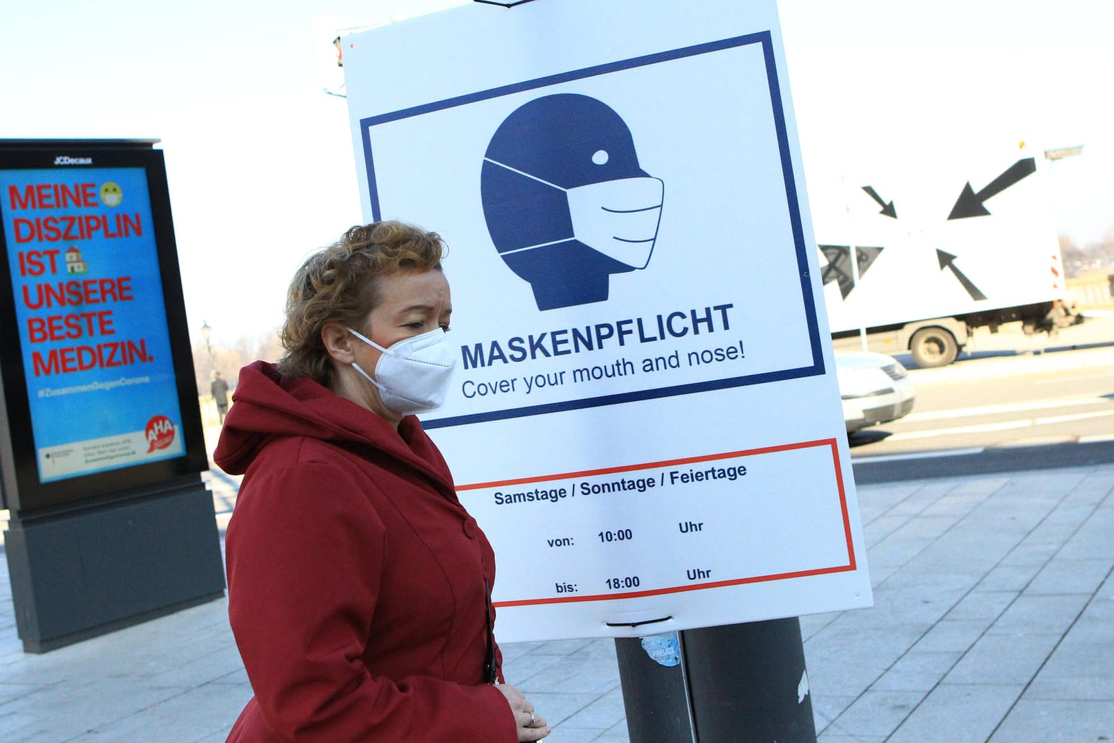 Am Jungfernstieg an der Alster in Hamburg weisen große Schilder auf die Maskenpflicht hin.