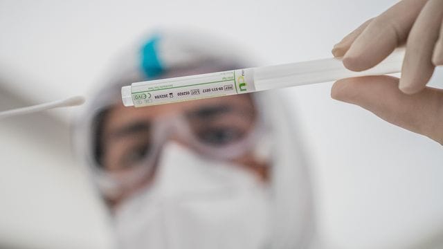 Eine Laborantin in einem Corona-Testzentrum (Symbolbild). Die Inzidenz in NRW ist um zehn Zählerpunkte gestiegen. Eine Laborantin in einem Corona-Testzentrum (Symbolbild). Die Inzidenz in NRW ist um zehn Zählerpunkte gestiegen.