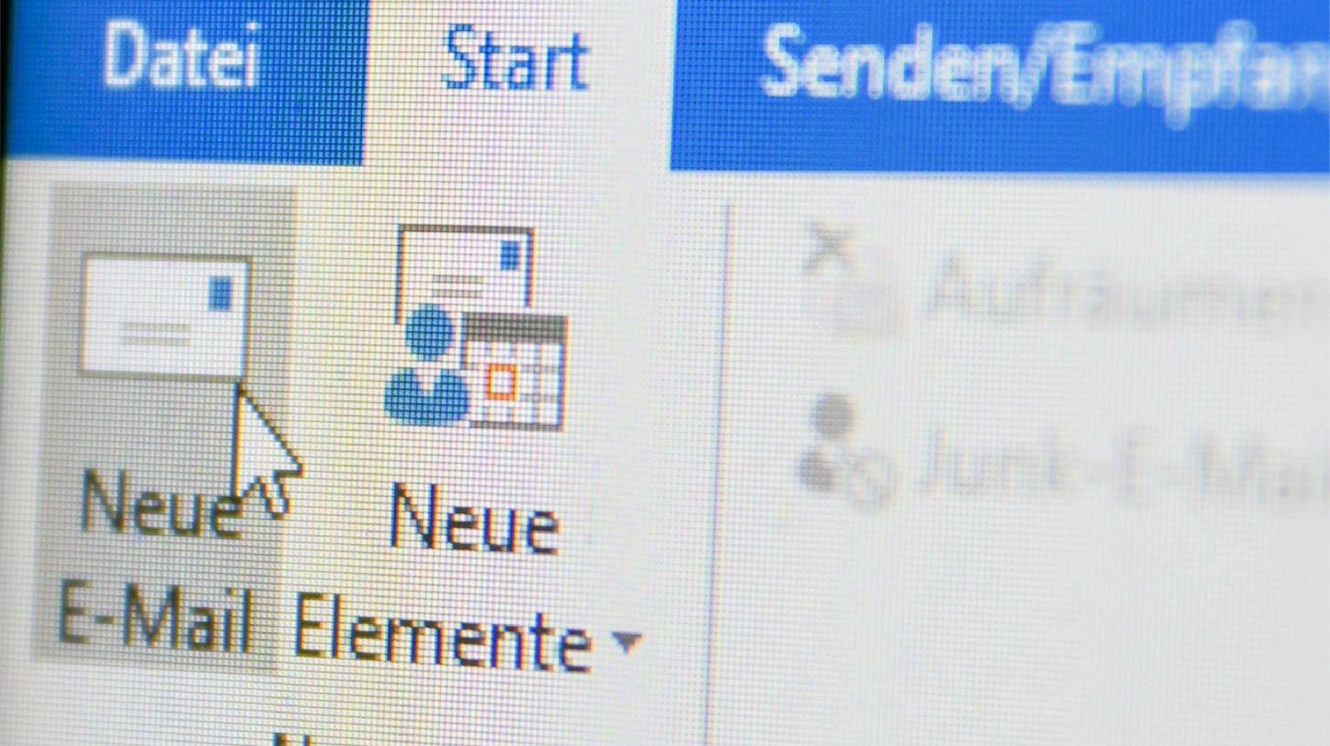 E-Mail-Programm auf einem Computerbildschirm: Im Dienst Microsoft Exchange Server klafft eine Sicherheitslücke, die Experten große Sorge bereitet.