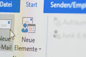 E-Mail-Programm auf einem Computerbildschirm: Im Dienst Microsoft Exchange Server klafft eine Sicherheitslücke, die Experten große Sorge bereitet.