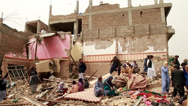 Anwohner inspizieren den Ort des Autobombenanschlags in Herat.